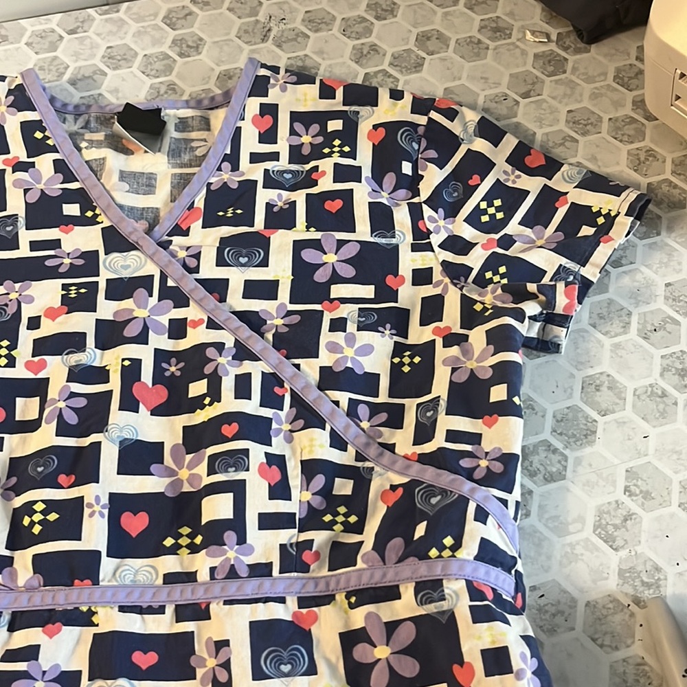 Cherokee XS Purple Flower Heart Short Sleeve V Neck Uniform Scrub Top - Picture 2 of 6